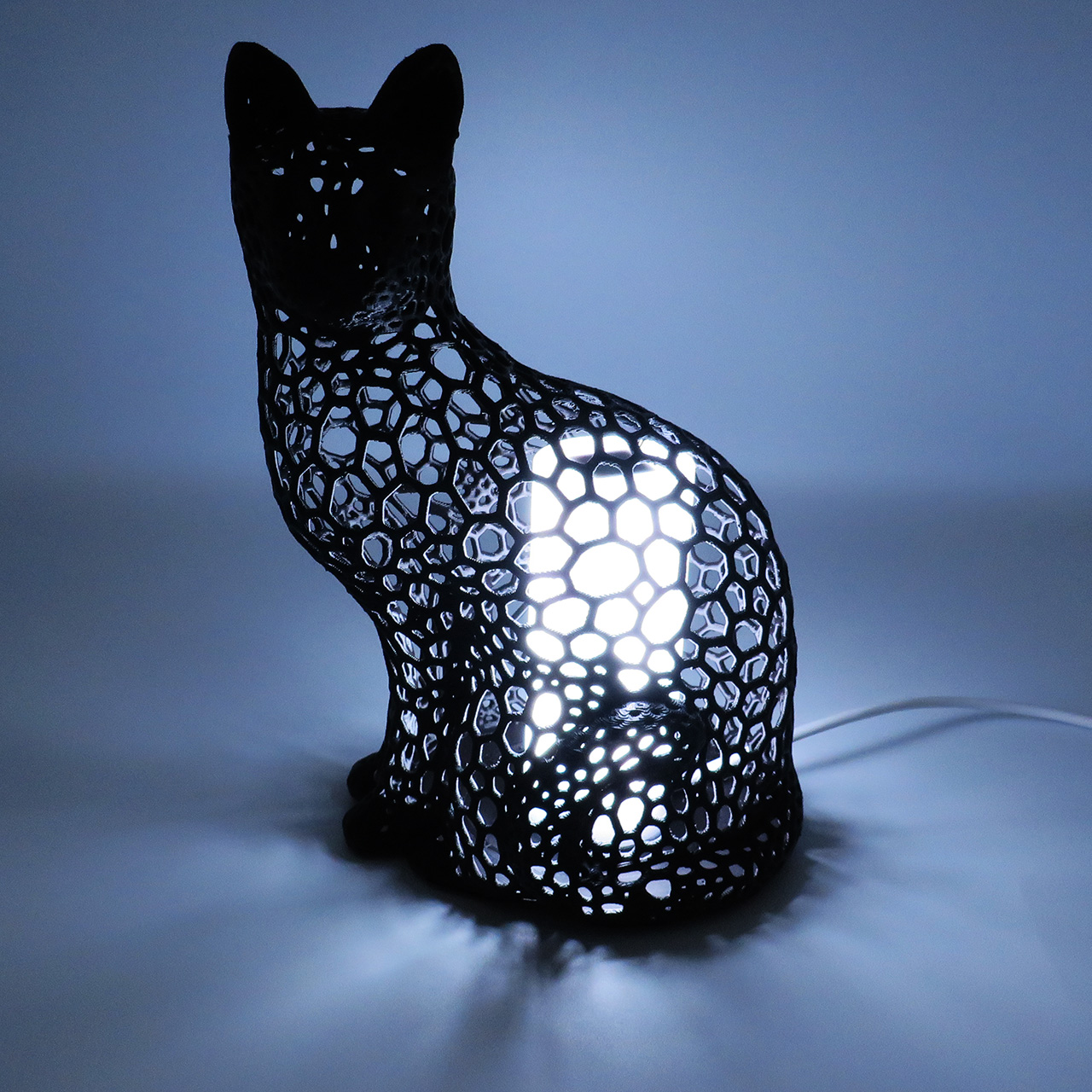 03 Katinas su ertmemis juodas LED