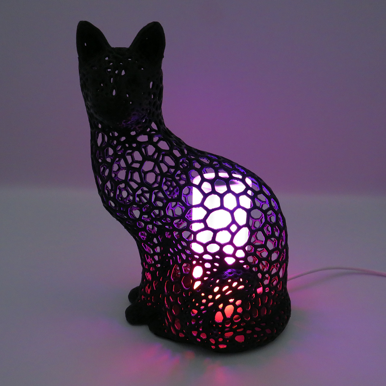 03 Katinas su ertmemis juodas RGB-LED