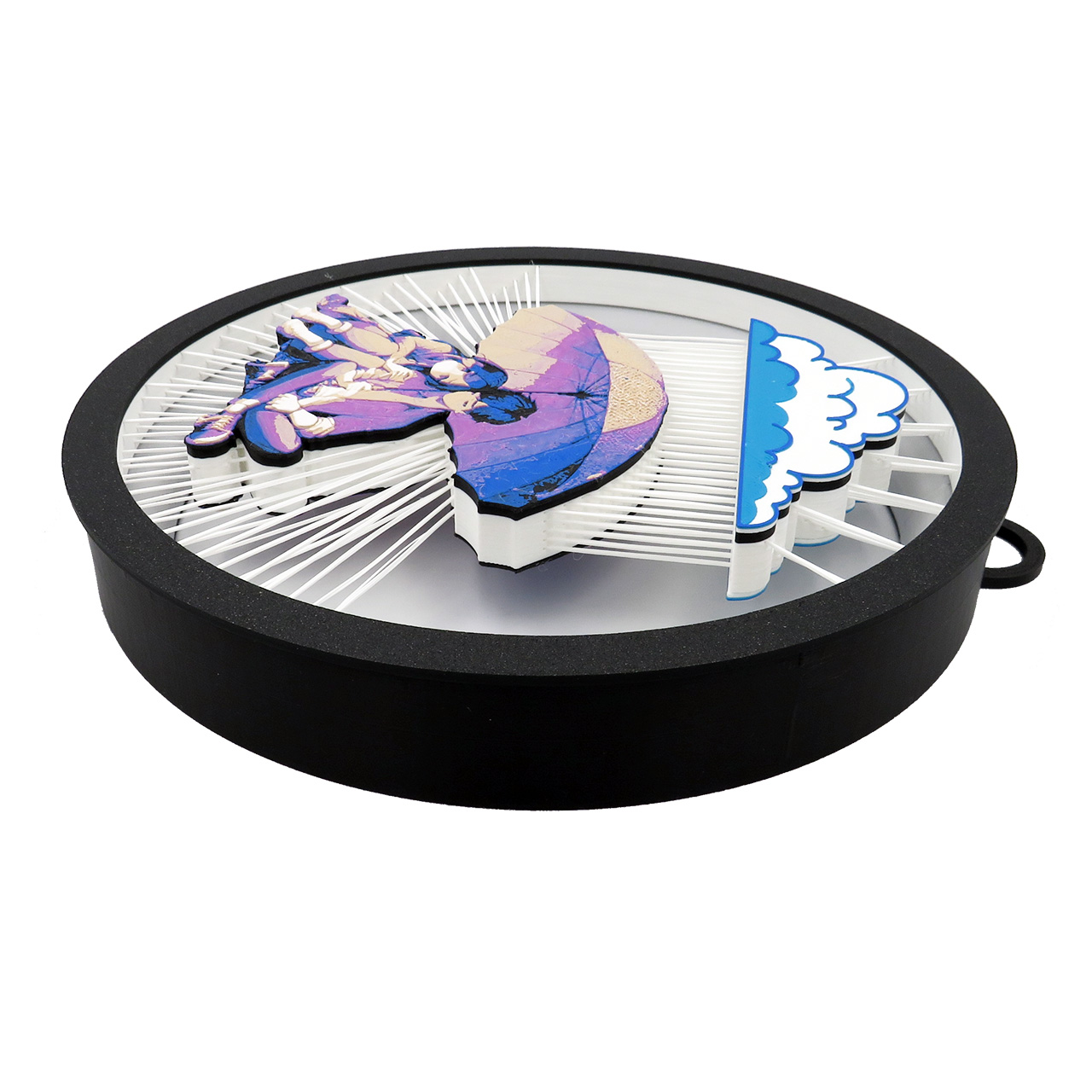 02 Sienine dekoracija apskritimo formos-Pora sedinti po lyjanciu debeseliu-plastiko gijos